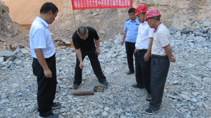 梅县公安集中销毁废旧爆炸物，包括3枚手榴弹2枚炮弹