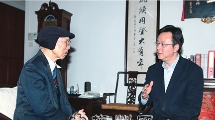 谭君铁登门拜访曾宪梓田家炳 送上家乡良好祝愿