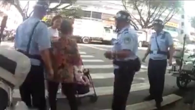 八旬老人散步后忘了回家路  警民热心帮找家人