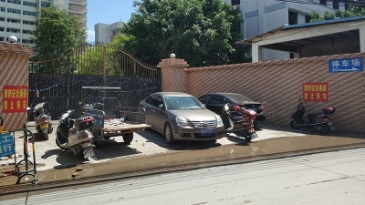 对禁止牌视而不见！学校“生命通道”被堵得严严实实