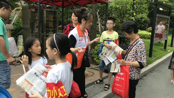 小义工卖报献爱心！一小时义卖近400份《梅州日报》