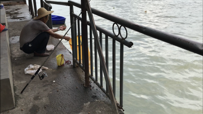 手一掰就断！梅江河堤一处护栏锈蚀严重 路过市民心慌慌