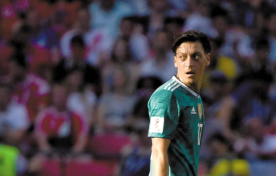 厄齐尔宣布退出国家队 种族主义触动德国社会敏感神经