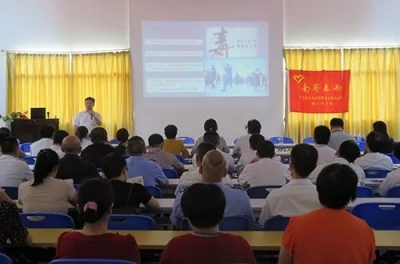 梅江区开展禁毒宣传进单位活动，受到外来务工人员欢迎