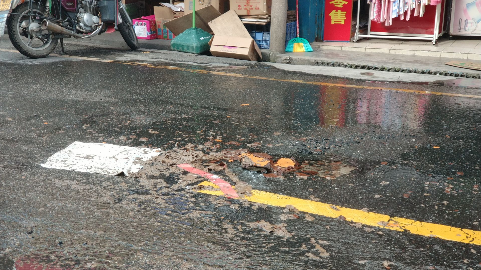 行唔得！自来水管漏水涌路面，积水脏了一路...