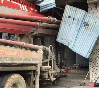 可怕！丰顺埔寨镇一大货车倒车竟倒进路边民宅...