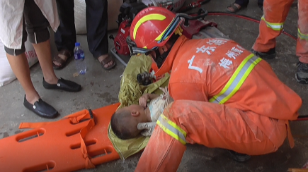 心疼！蕉岭2岁幼童手卡入饲料机，消防队员爆拆施救