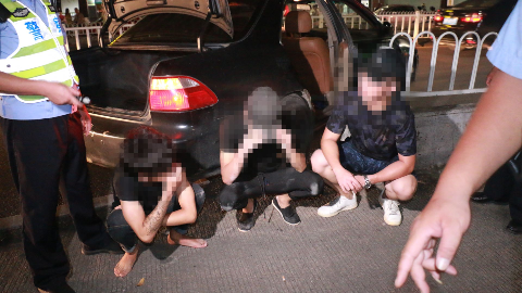冲卡 连撞多车 弃车逃逸…3名未成年人为躲检查在梅城狂飙