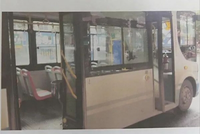 醉了！梅县男子酒后怒砸公交车玻璃，原因让人啼笑皆非