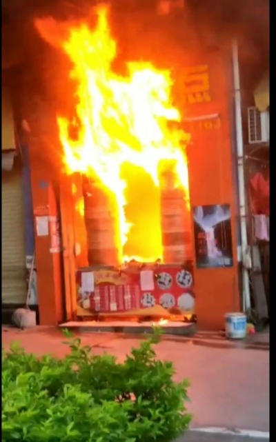 吓人！今晨丰顺汤坑一面包店发生火灾，火势凶猛…