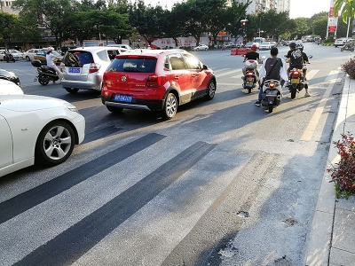 不怕懵逼了！梅城这路口的双斑马线囧境已处理