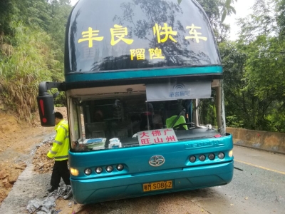 惊险！丰顺大巴与货车相撞险撞山，货车司机逃逸…