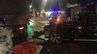 惨烈！小车凌晨追尾等红灯的大货车，结果...