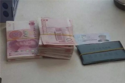 梅县区一男子捡到万元现金 警方四处联系无人认领？