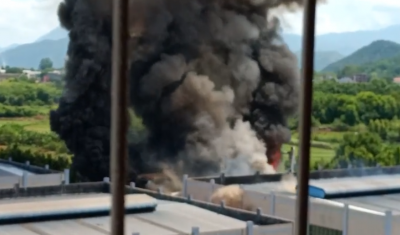 现场黑烟冲天！平远大柘一木业厂房起火 幸无人员伤亡