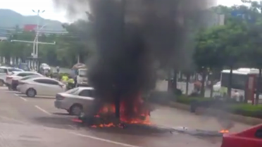 变压器着火，连烧6辆摩托！事发梅县区府前大道