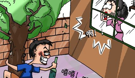 梅县区一女子洗澡时发现有人盯着她…原来楼上有色狼！