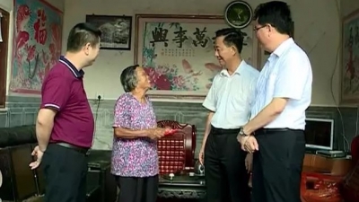 大埔县领导廖金鑫、刘辉堂到桃源镇看望慰问老党员