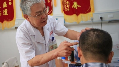 梅州中医院有位台湾医生，他持中度残疾证仍获博士学位...