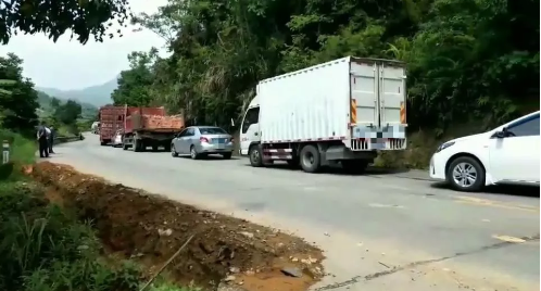 206国道丰顺北斗下溪路段大货车侧翻，货物撒落一地 