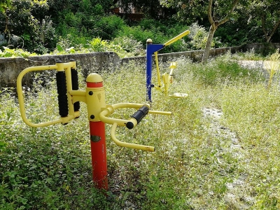 杂草丛生，器材损坏...梅县城东镇书坑文化广场成“废地”