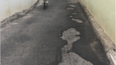 行唔得！梅城市直机关幼儿园侧一段路破损严重