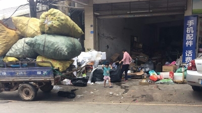 堆废品、流污水…梅城多处废品店门前一团糟