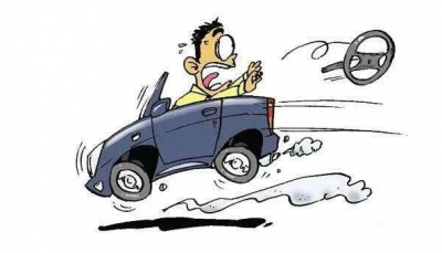 梅城科伦公司一带烂路难行 车辆经过如“跳舞”