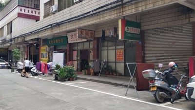 梅县华侨城华慧街“花式霸位”频现，盆栽、晾衣杆都用上了…