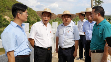 吴晖到龙村镇湖中村调研：全面加强村级基层党组织建设