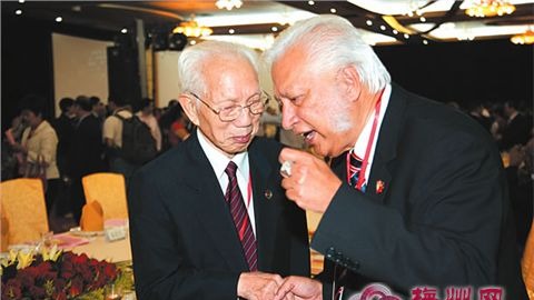 田家炳先生与熊德龙先生兴奋地握手交谈