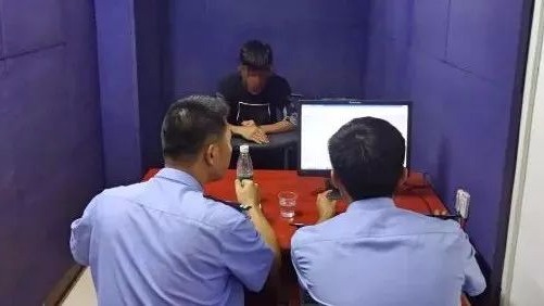 撞人了，你以为骑着无牌摩托警察查不到你？兴宁这男子...
