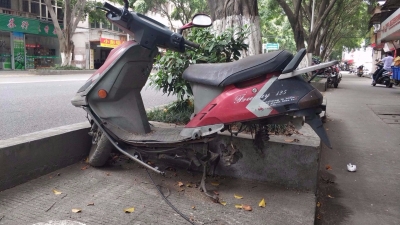 没人管？来看看梅城街边的“僵尸”摩托车