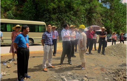 五华县人大常委会组织视察镇村生活垃圾中转站建设工作