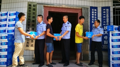 交警蜀黍您辛苦了！本报联合爱心企业开展夏日送清凉活动