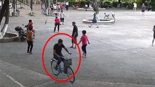 就是他！假装“按摩肩膀”接近老人，公然抢夺金项链