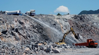 洒水车雾炮车齐出动！蕉岭整治文华矿山粉尘弥漫现象