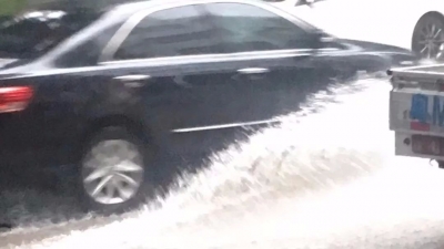五华县城下午狂风暴雨，瞬间开启“看海”模式…