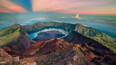 7名被困印尼火山的中国公民健康状况良好