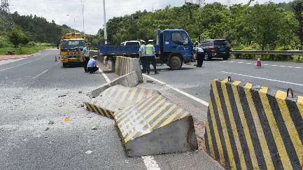 s223芹洋半岛段发生车祸致一人死亡，水泥护栏都撞断了