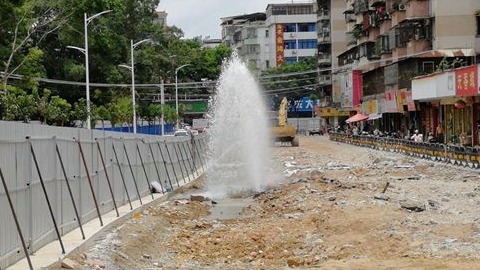 脱神…梅城江北楼下塘道路改造工程再次挖断水管