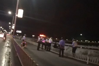 为情所困？梅江区一男子欲跳河，紧急时刻还好有他们…