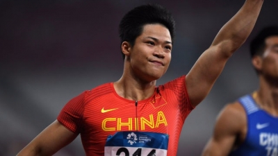 苏炳添再次“腾飞”，“百米大战”勇夺冠军