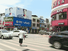 机动车不礼让斑马线，罚款200 扣三分！