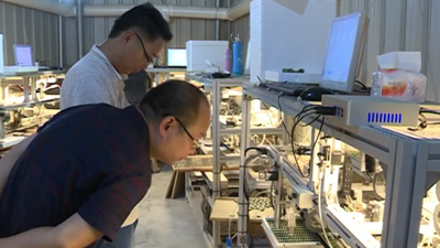 效率翻倍！外出乡贤研发自动化机器助丰顺电声产业发展