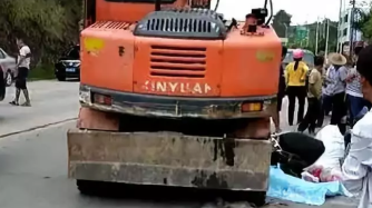 五华一女子骑摩托与挖掘机相撞 遭碾当场身亡