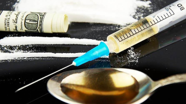 丰顺一六旬“瘾君子”戒毒所刚出来，又呼朋唤友一起吸...