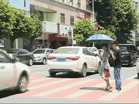 这些路口，还是有行人闯红灯、机动车不礼让斑马线！