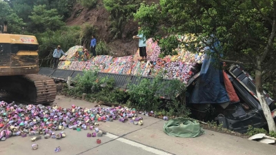 一地狼藉！大货车在206国道翻车，还出动吊车清理…