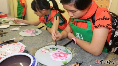 画团扇、做陶器 感受艺术之美